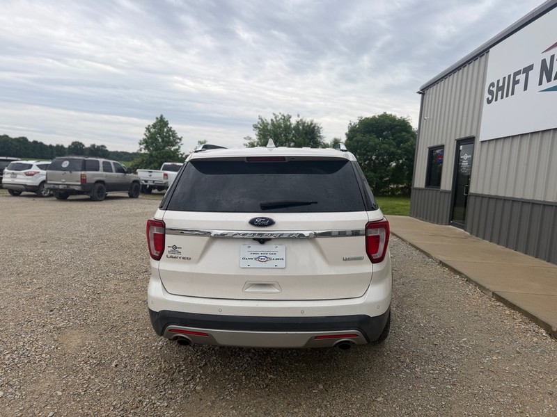Ford Explorer Vehicle Full-screen Gallery Image 4