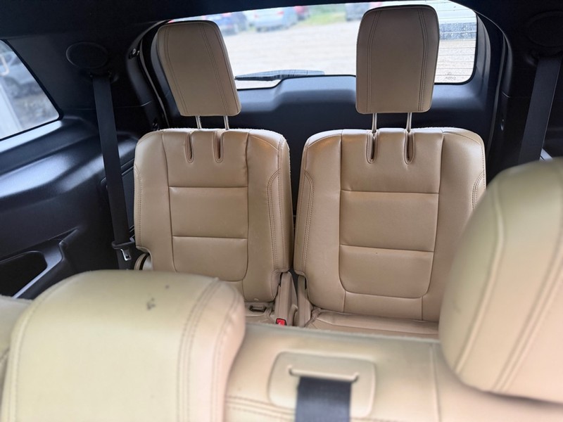 Ford Explorer Vehicle Full-screen Gallery Image 5