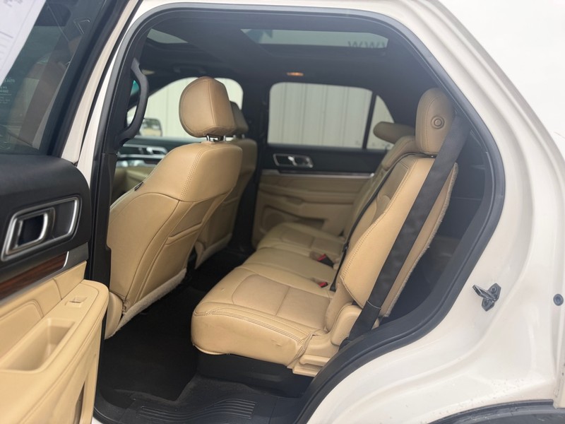 Ford Explorer Vehicle Full-screen Gallery Image 6