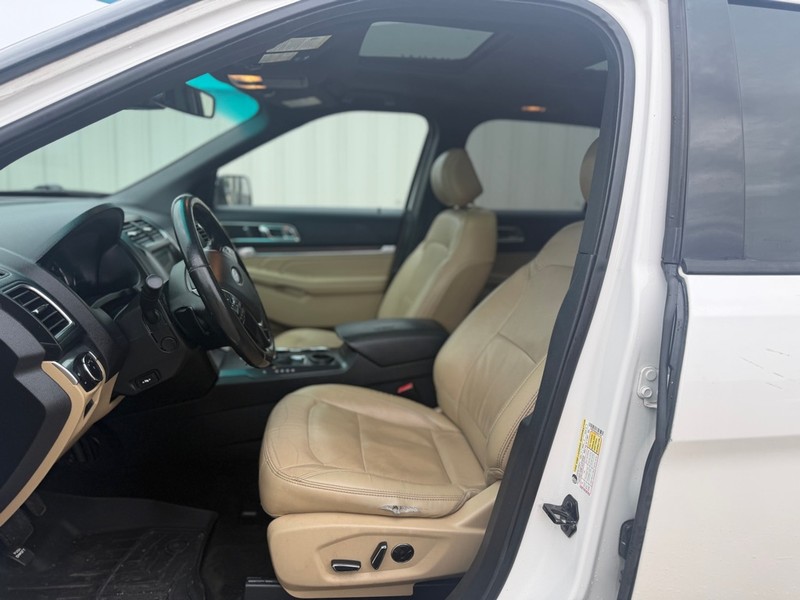 Ford Explorer Vehicle Full-screen Gallery Image 7