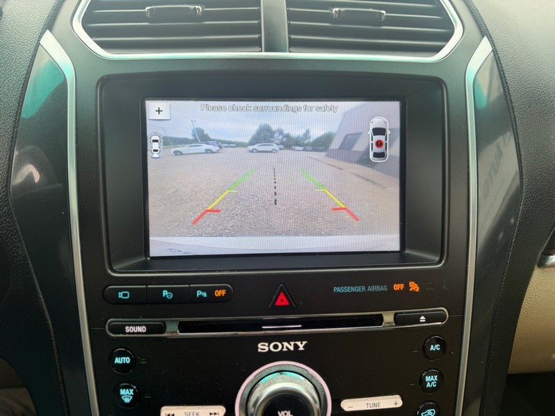 Ford Explorer Vehicle Full-screen Gallery Image 9