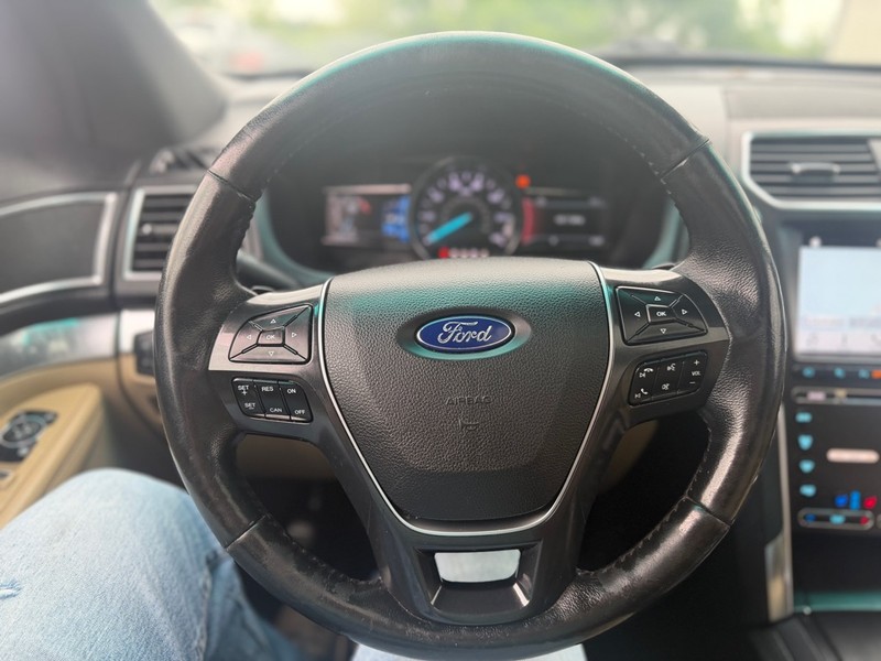 Ford Explorer Vehicle Full-screen Gallery Image 11