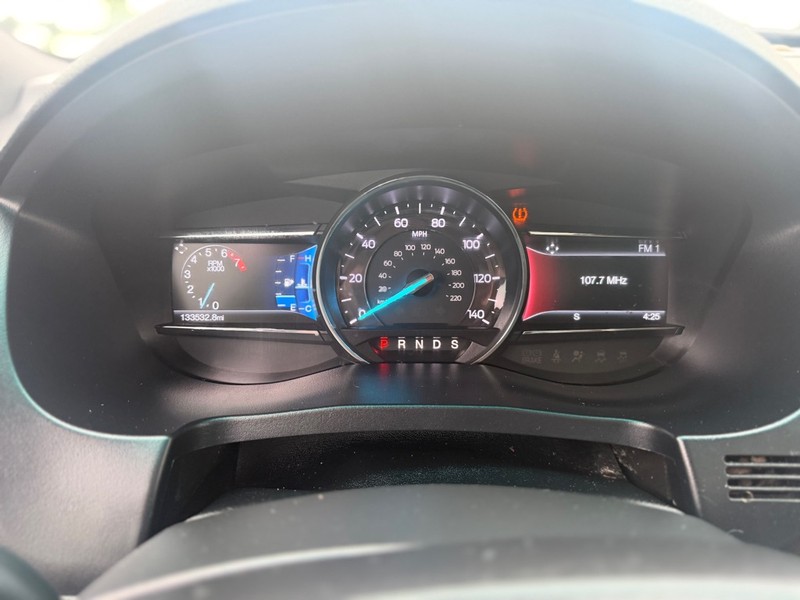 Ford Explorer Vehicle Full-screen Gallery Image 12
