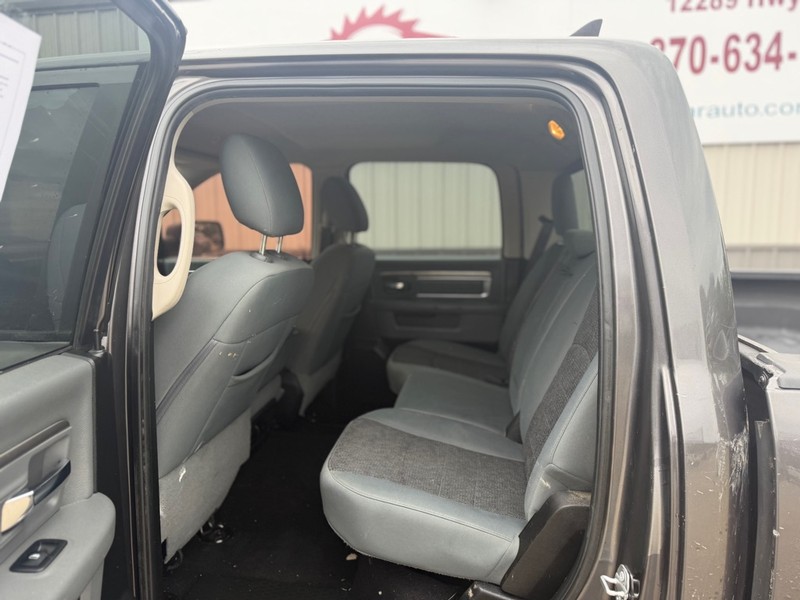 Ram 1500 Classic Vehicle Full-screen Gallery Image 5