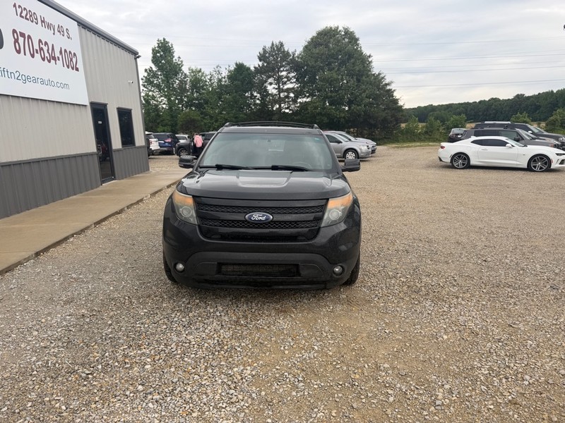 Ford Explorer Vehicle Full-screen Gallery Image 2