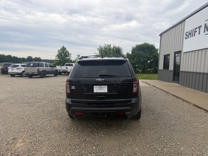 Ford Explorer Vehicle Full-screen Gallery Image 4