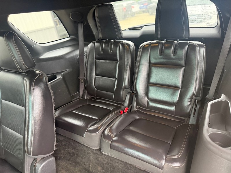 Ford Explorer Vehicle Full-screen Gallery Image 5