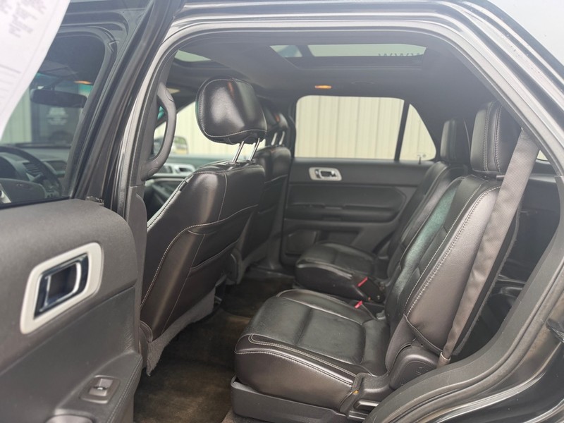 Ford Explorer Vehicle Full-screen Gallery Image 6