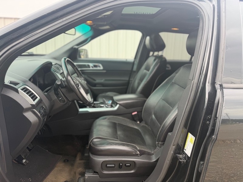Ford Explorer Vehicle Full-screen Gallery Image 7