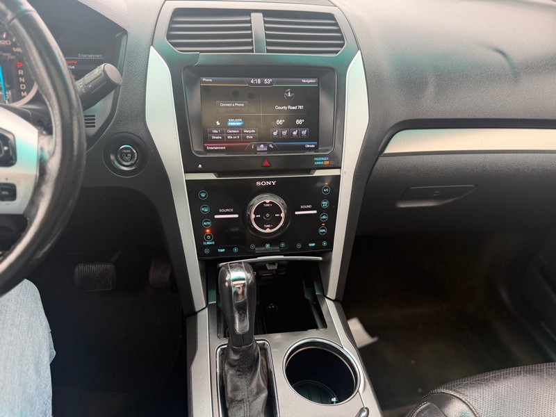 Ford Explorer Vehicle Full-screen Gallery Image 8