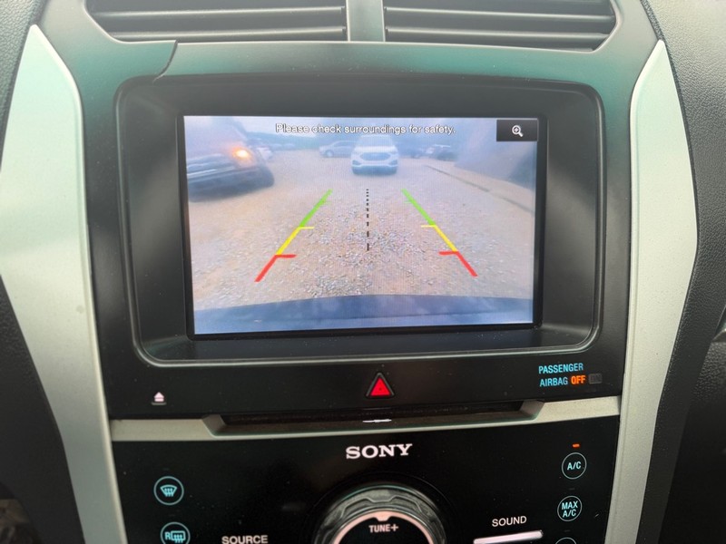 Ford Explorer Vehicle Full-screen Gallery Image 9