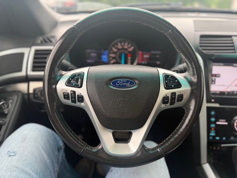 Ford Explorer Vehicle Full-screen Gallery Image 12