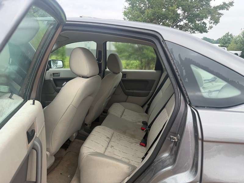 Ford Focus Sedan Vehicle Full-screen Gallery Image 3