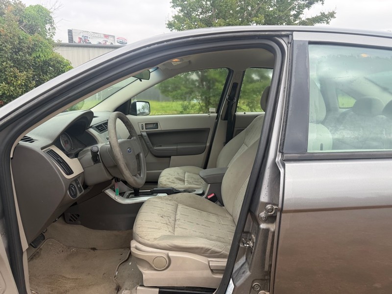 Ford Focus Sedan Vehicle Full-screen Gallery Image 4