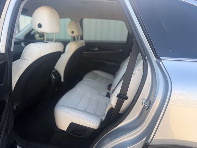 Kia Sorento Vehicle Full-screen Gallery Image 6