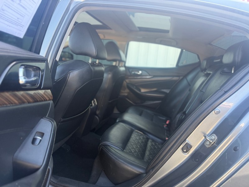 Nissan Maxima Vehicle Full-screen Gallery Image 5