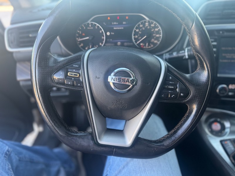 Nissan Maxima Vehicle Full-screen Gallery Image 9