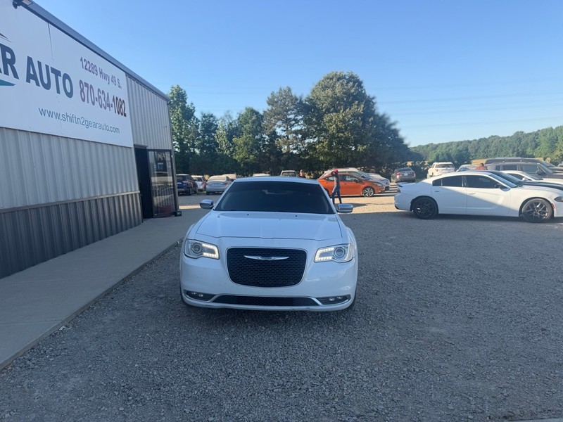 Chrysler 300 Vehicle Full-screen Gallery Image 2