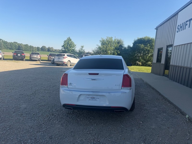Chrysler 300 Vehicle Full-screen Gallery Image 4