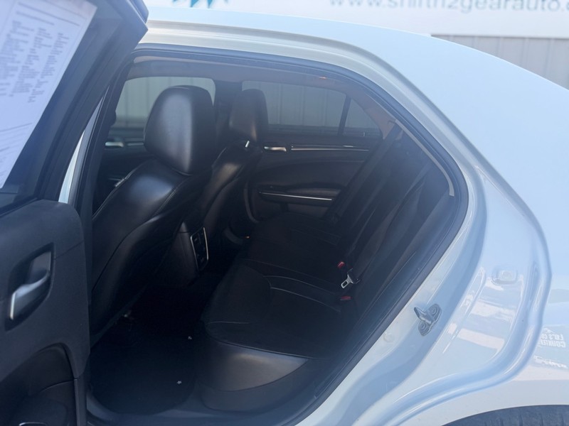 Chrysler 300 Vehicle Full-screen Gallery Image 5