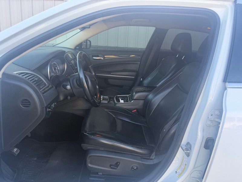 Chrysler 300 Vehicle Full-screen Gallery Image 6