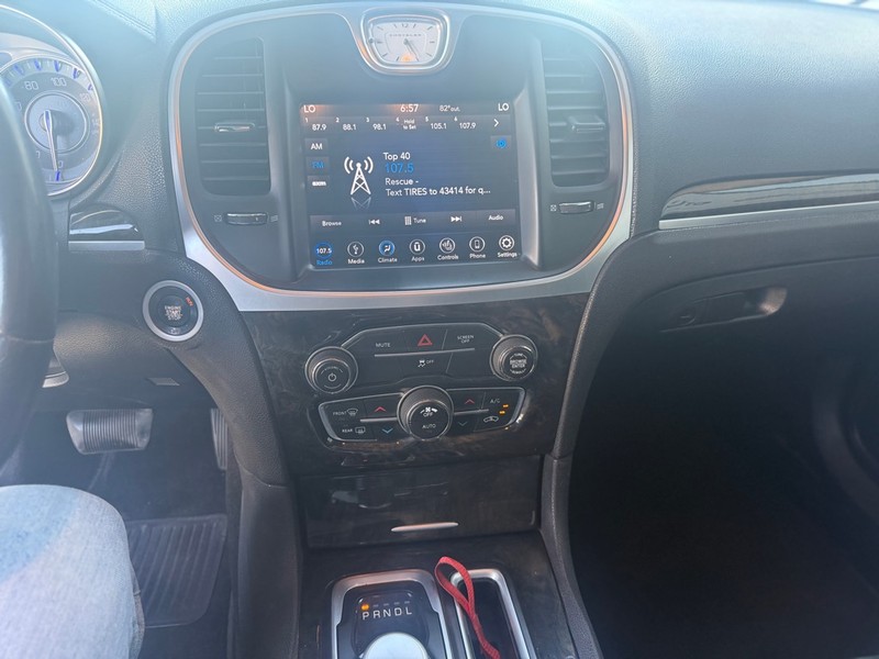 Chrysler 300 Vehicle Full-screen Gallery Image 7