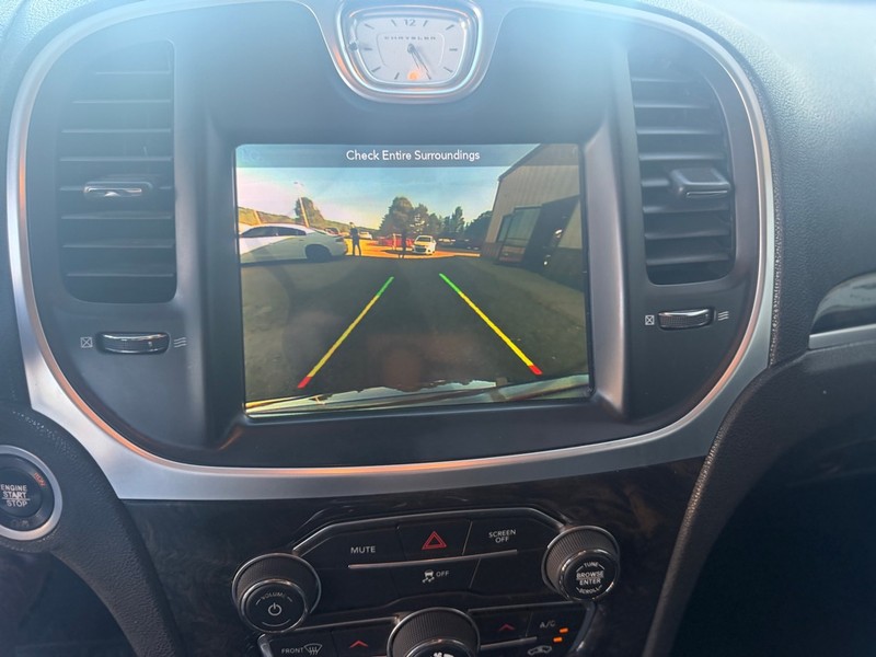 Chrysler 300 Vehicle Full-screen Gallery Image 8
