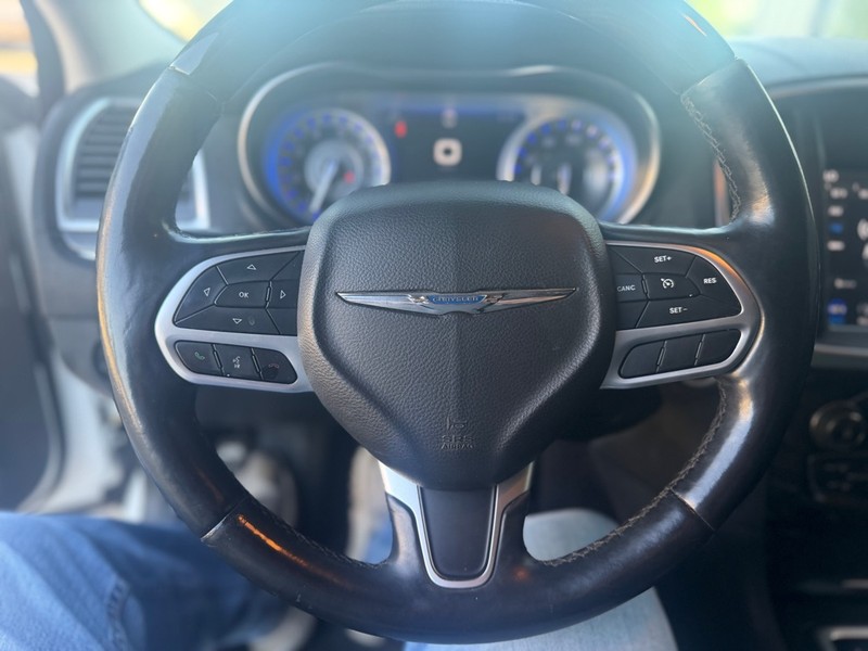 Chrysler 300 Vehicle Full-screen Gallery Image 9