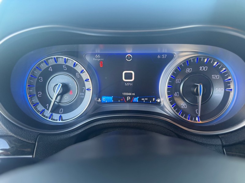 Chrysler 300 Vehicle Full-screen Gallery Image 10