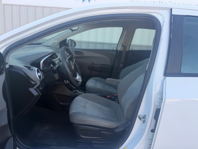 Chevrolet Sonic Vehicle Full-screen Gallery Image 6