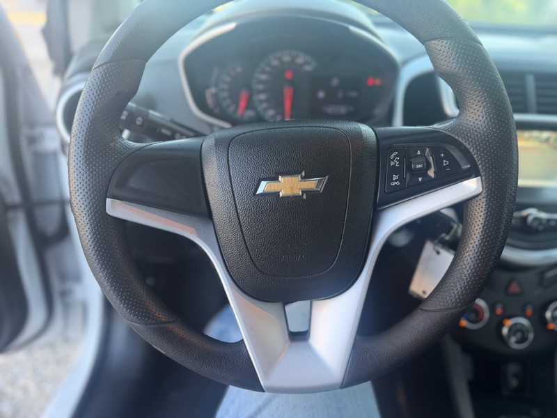 Chevrolet Sonic Vehicle Full-screen Gallery Image 9