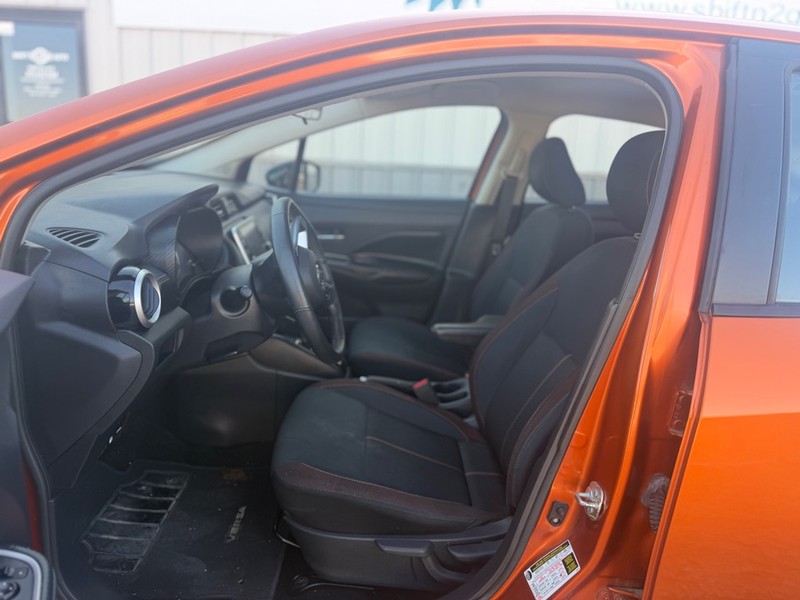 Nissan Versa Sedan Vehicle Full-screen Gallery Image 6
