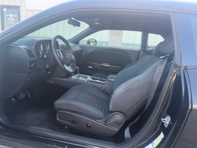 Dodge Challenger Vehicle Full-screen Gallery Image 6