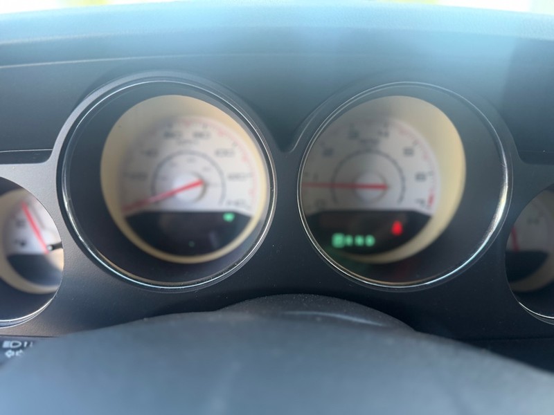 Dodge Challenger Vehicle Full-screen Gallery Image 9