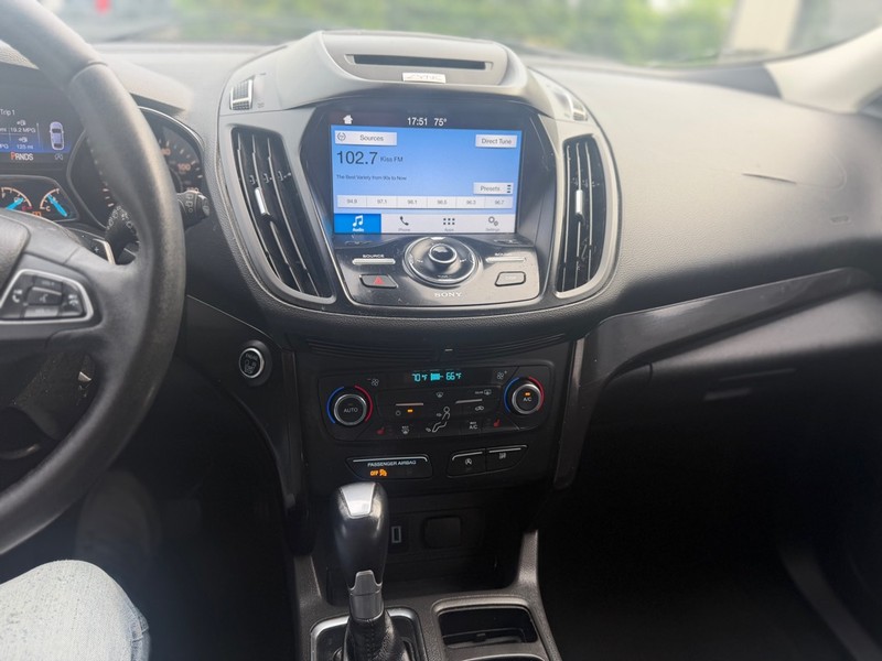 Ford Escape Vehicle Full-screen Gallery Image 7
