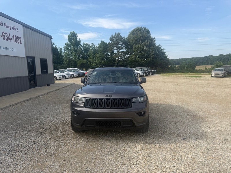 Jeep Grand Cherokee Vehicle Full-screen Gallery Image 2