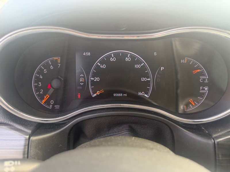 Jeep Grand Cherokee Vehicle Full-screen Gallery Image 11
