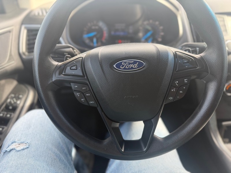 Ford Edge Vehicle Full-screen Gallery Image 9