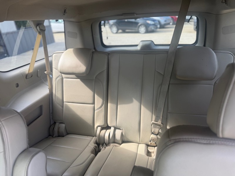GMC Yukon XL Vehicle Full-screen Gallery Image 5