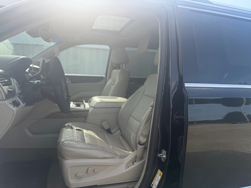 GMC Yukon XL Vehicle Full-screen Gallery Image 7
