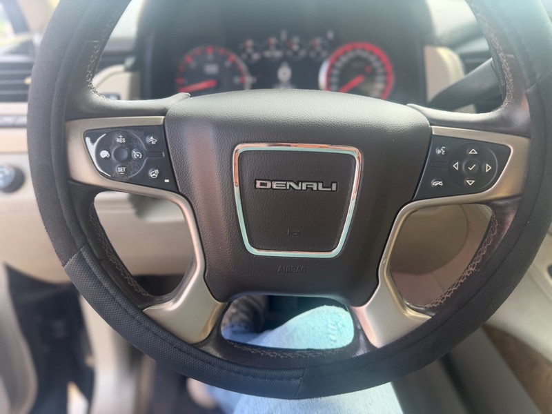 GMC Yukon XL Vehicle Full-screen Gallery Image 9