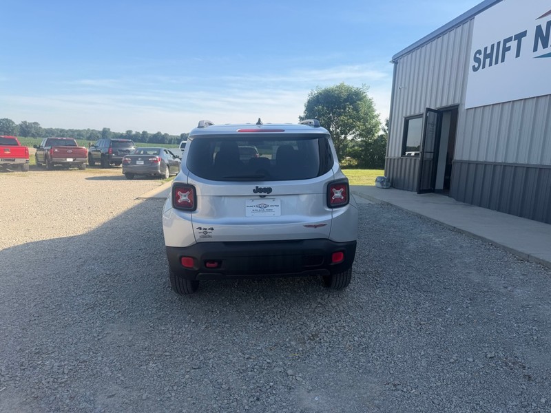 Jeep Renegade Vehicle Full-screen Gallery Image 4
