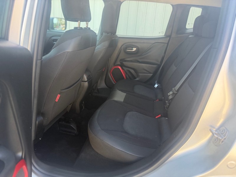 Jeep Renegade Vehicle Full-screen Gallery Image 5