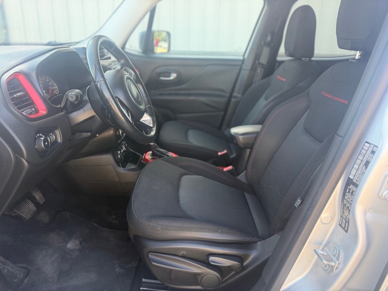 Jeep Renegade Vehicle Full-screen Gallery Image 6