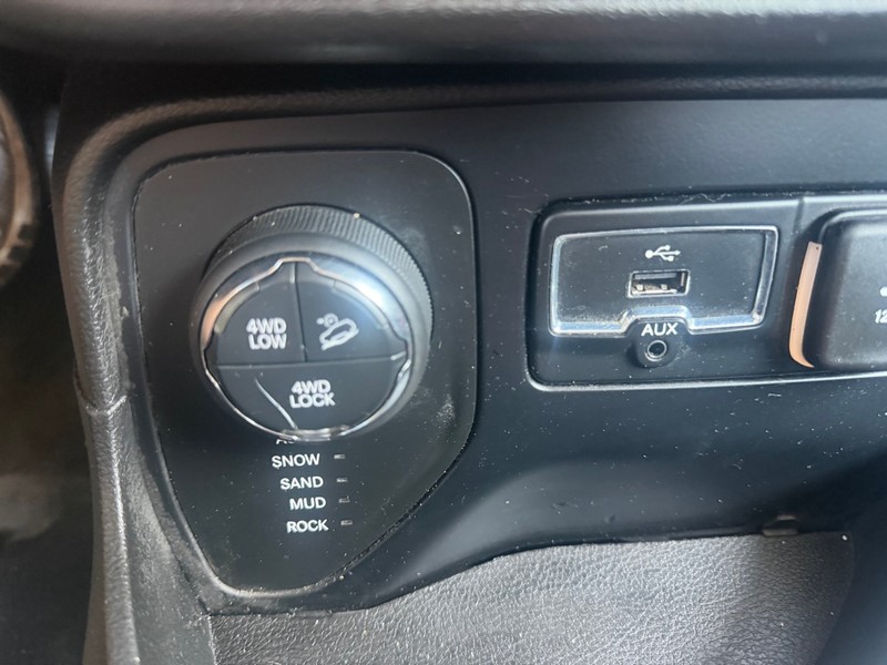 Jeep Renegade Vehicle Full-screen Gallery Image 9