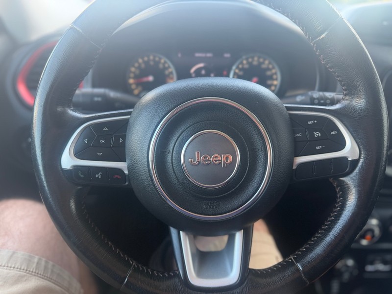 Jeep Renegade Vehicle Full-screen Gallery Image 10