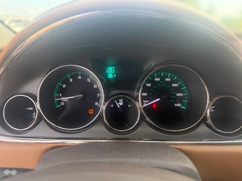 Buick ENCLAVE Vehicle Full-screen Gallery Image 11