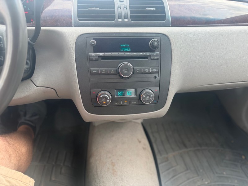 Buick Lucerne Vehicle Full-screen Gallery Image 7
