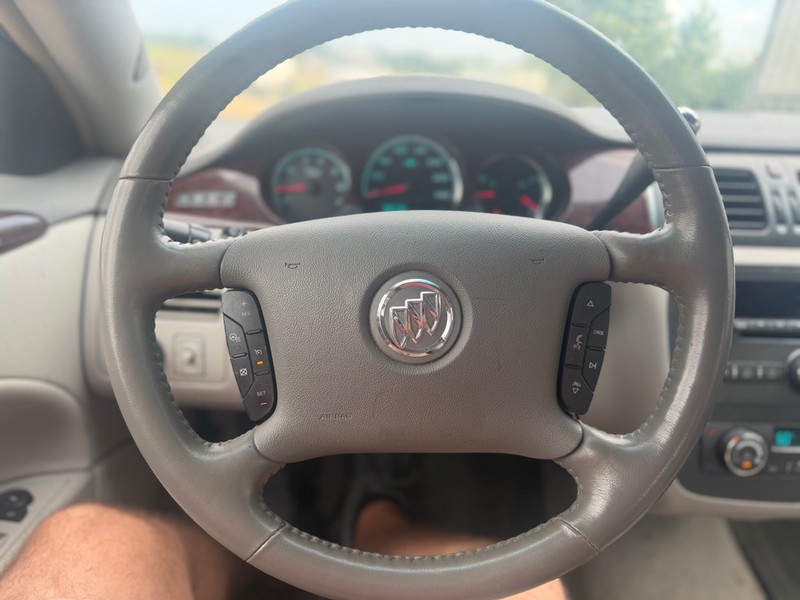 Buick Lucerne Vehicle Full-screen Gallery Image 8
