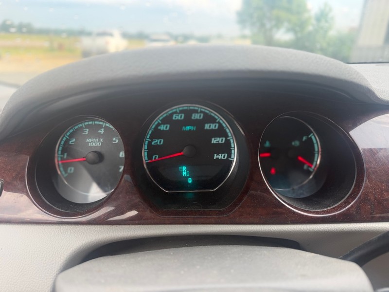 Buick Lucerne Vehicle Full-screen Gallery Image 9
